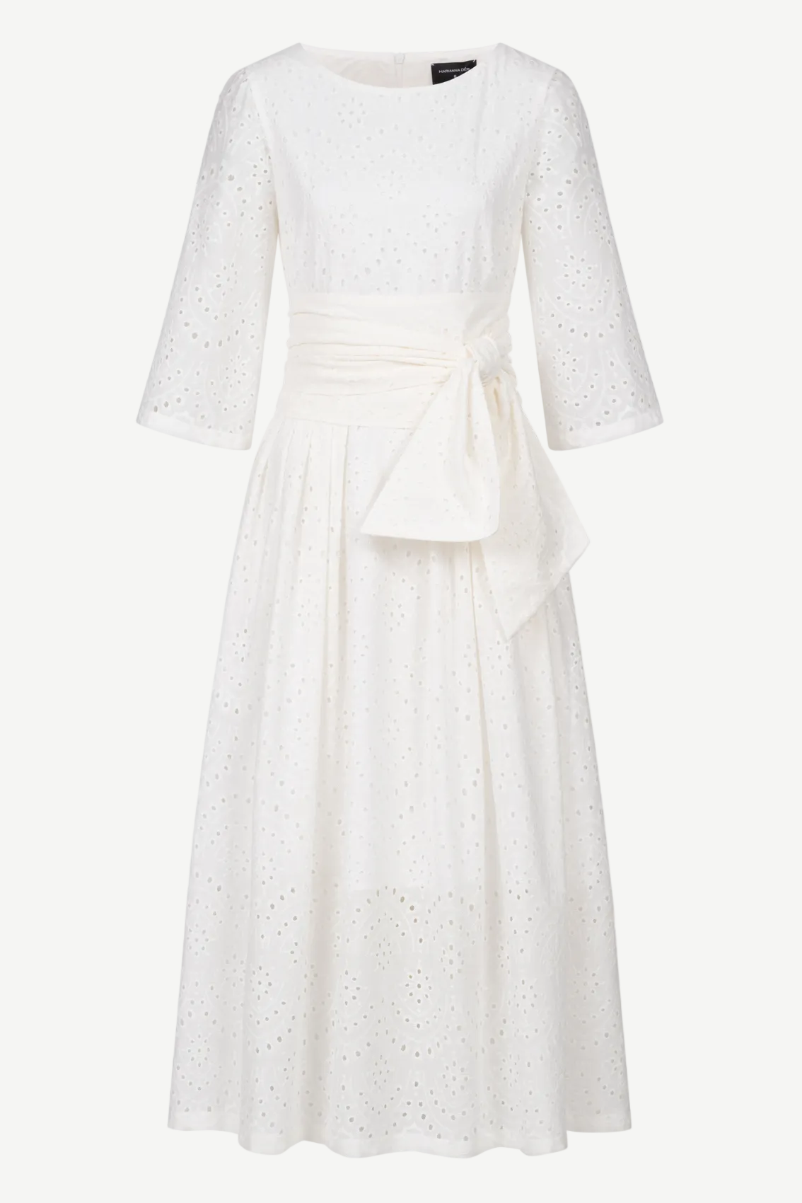Weißes Broderie Midikleid mit Bindegürtel, 3/4-Ärmeln, Seitentaschen und weitem Rock, Frontansicht.