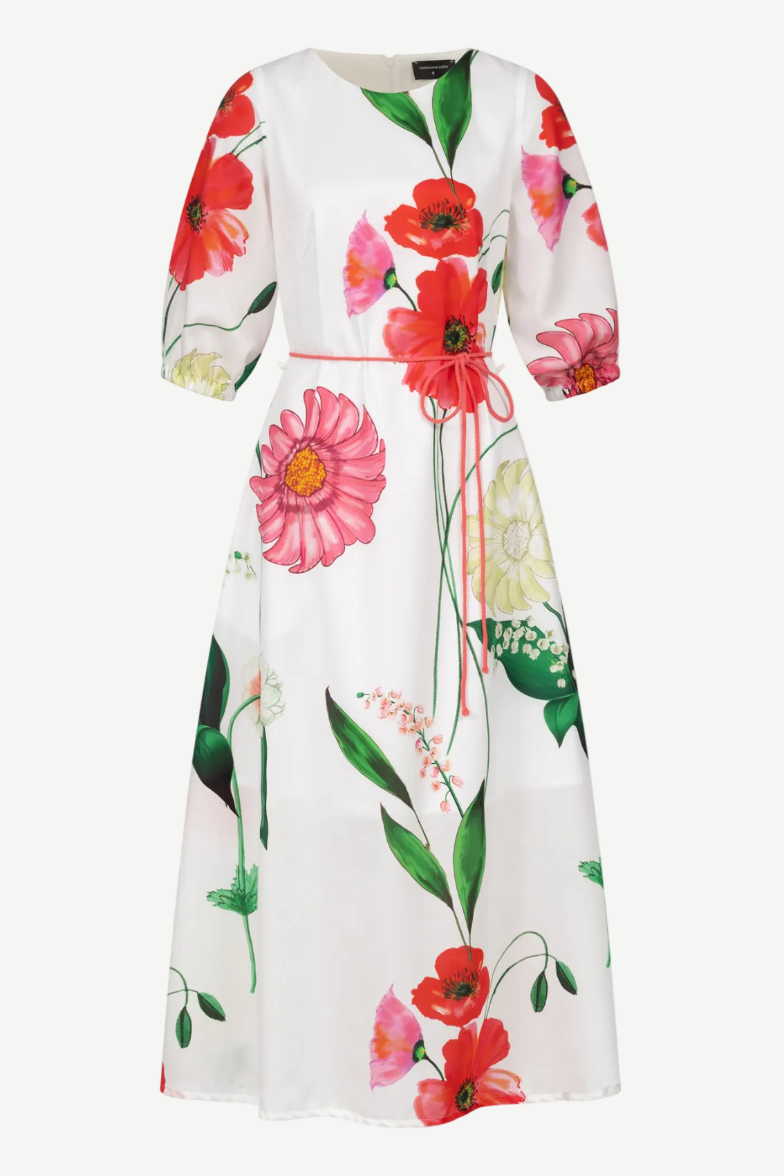 Florales Midikleid mit rundem Ausschnitt, 3/4-Ärmeln, Taillenband und Seitentaschen, Frontansicht.