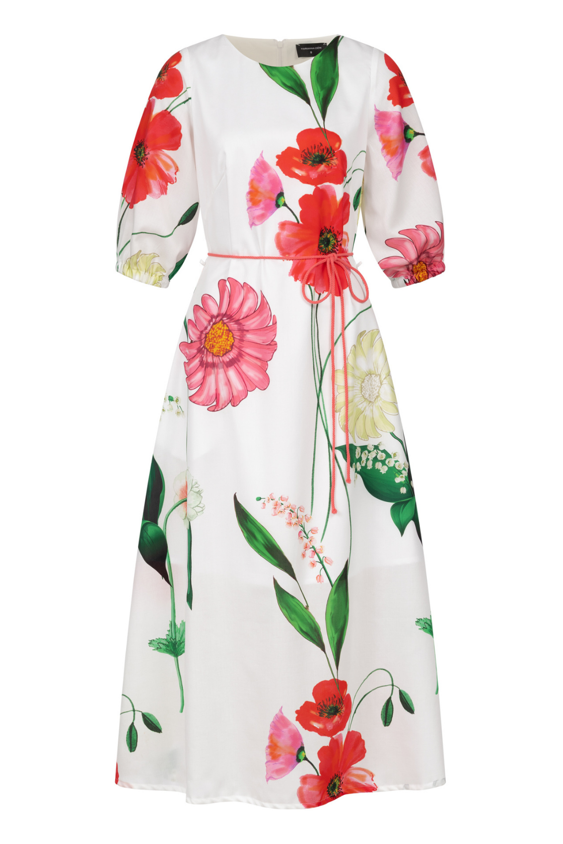 Florales Midikleid mit rundem Ausschnitt, 3/4-Ärmeln, Taillenband und Seitentaschen, Frontansicht.