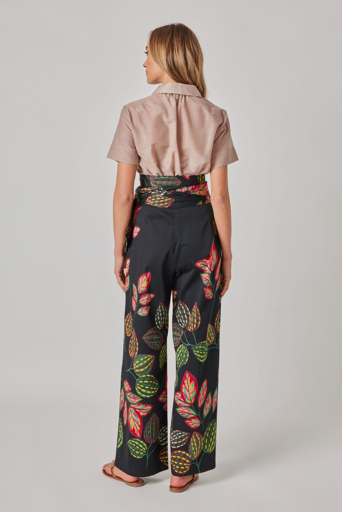 Weite Hose mit Bindegürtel Blätterprint Schwarz