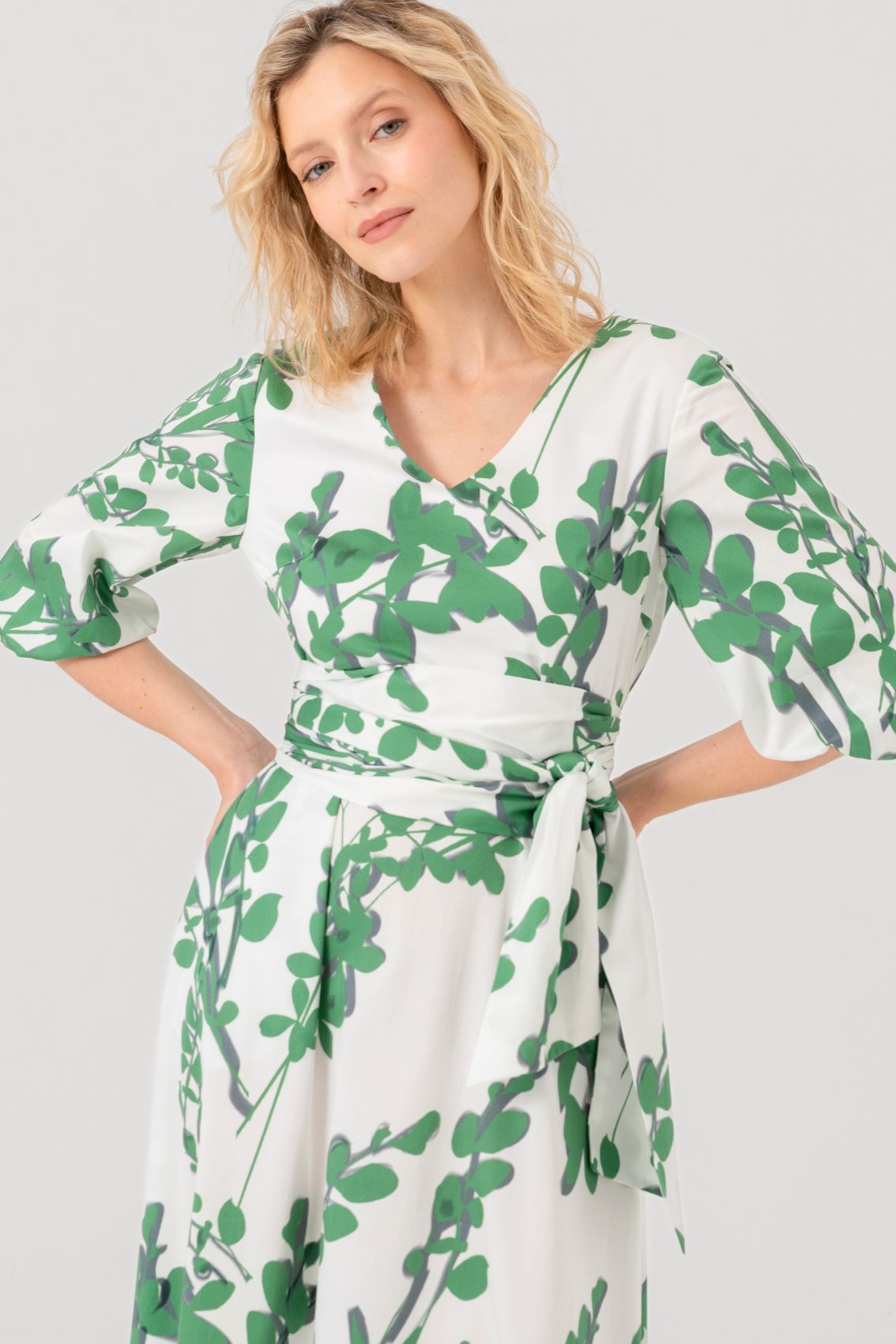 Maxikleid mit grünen Blättern