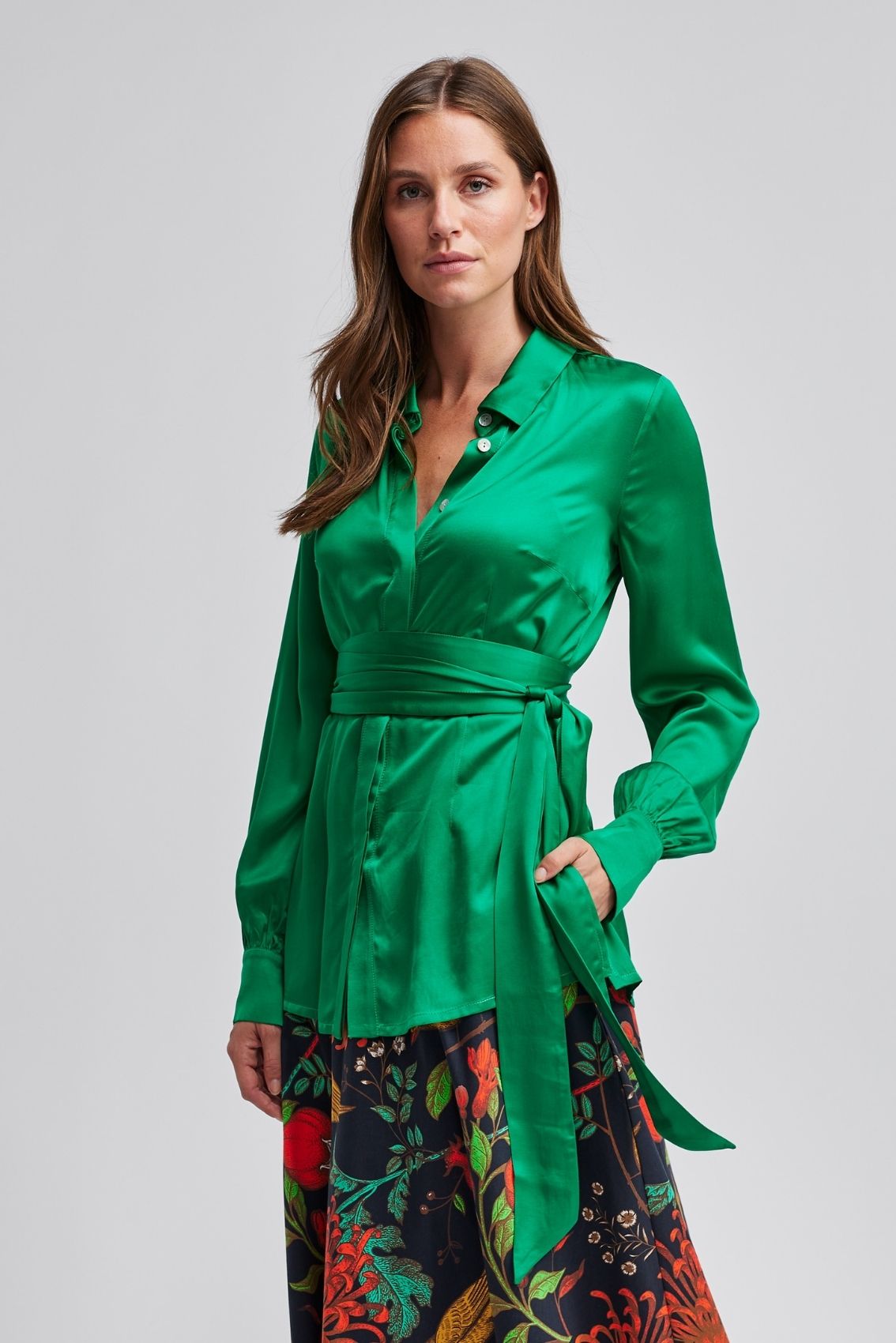 Satinbluse mit Bindegürtel Grün