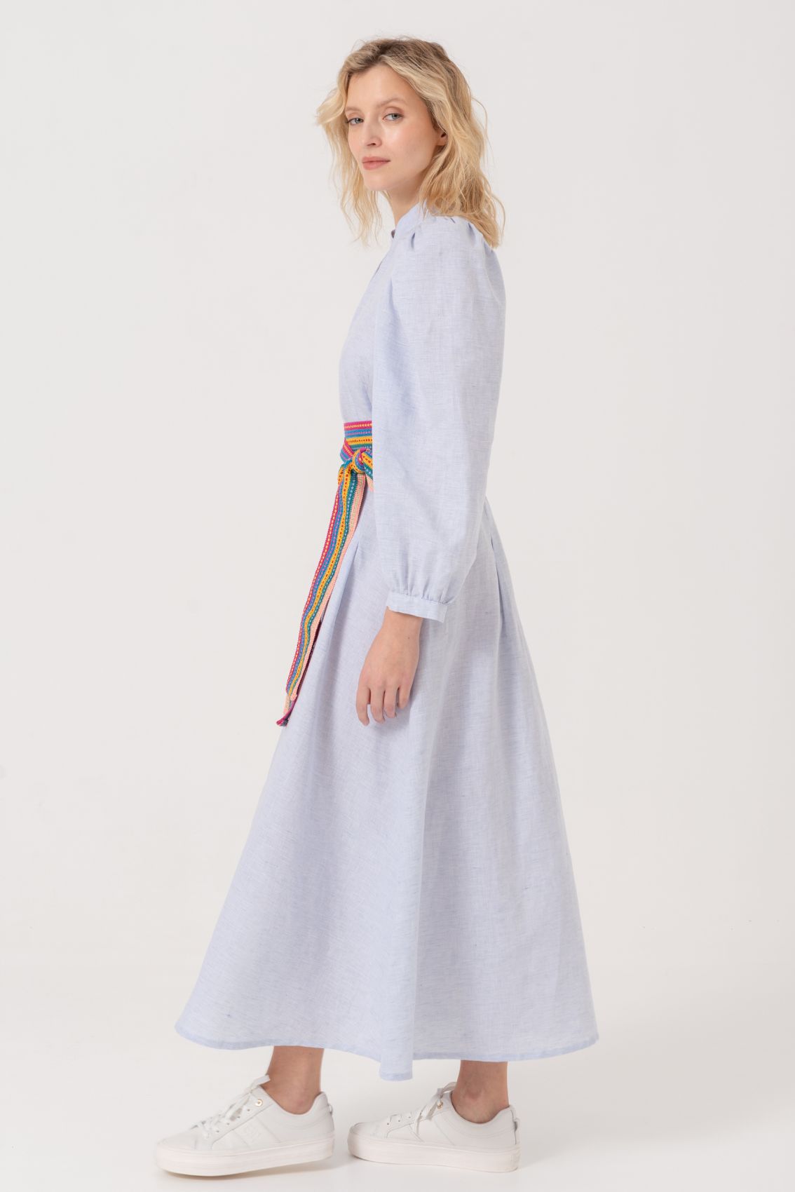 Leinenkleid mit Regenbogen-Gürtel