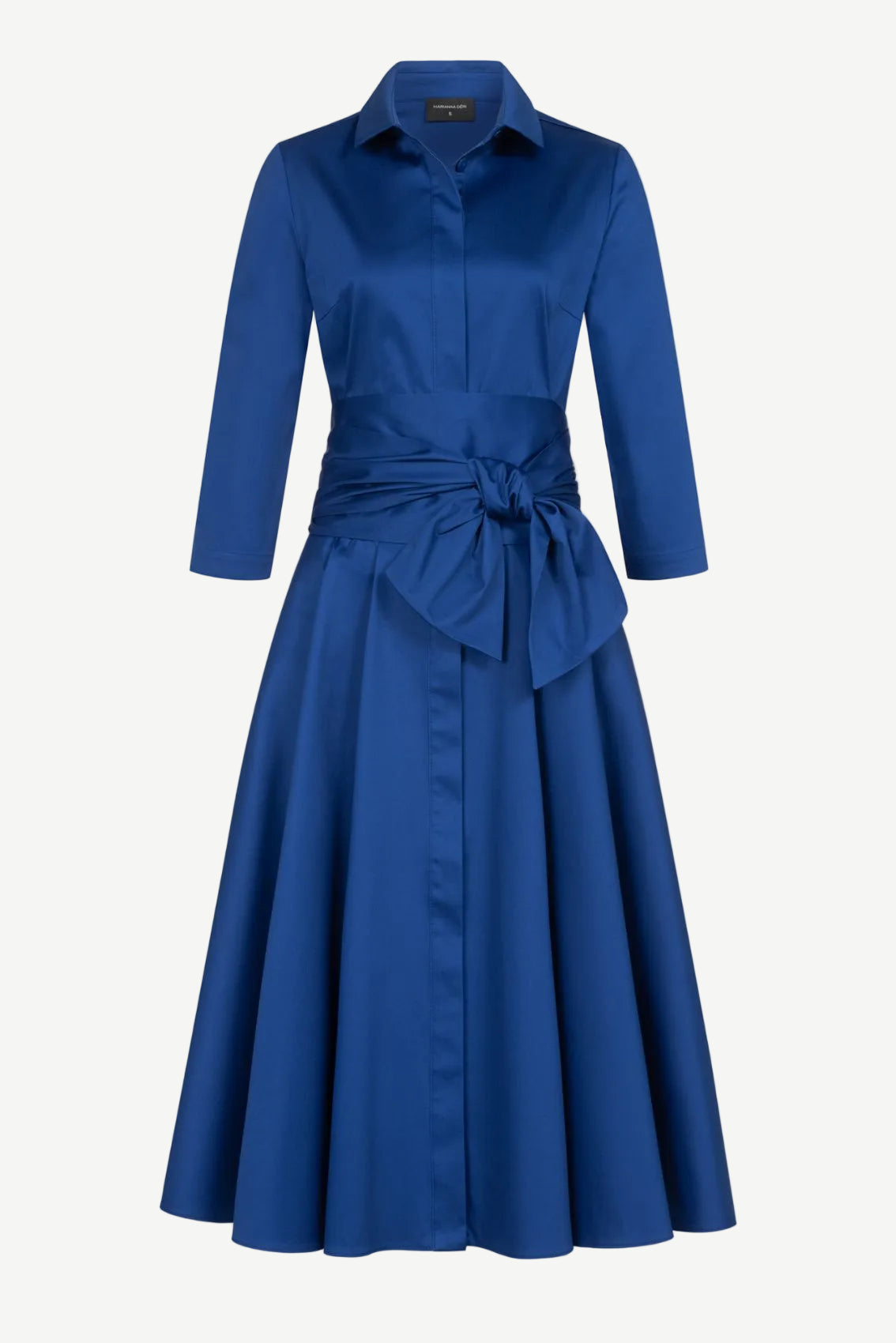 Marineblaues Blusenkleid mit Bindegürtel.