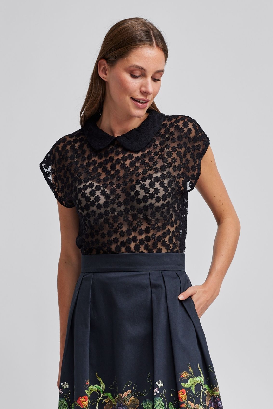 Spitzenbluse mit Blütenstickerei