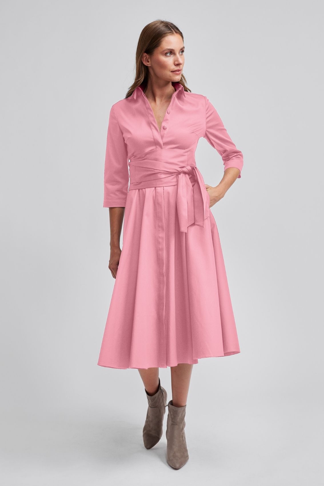 roséfarbenes Blusenkleid mit Hemdkragen, verdeckter Knopfleiste und Bindegürtel