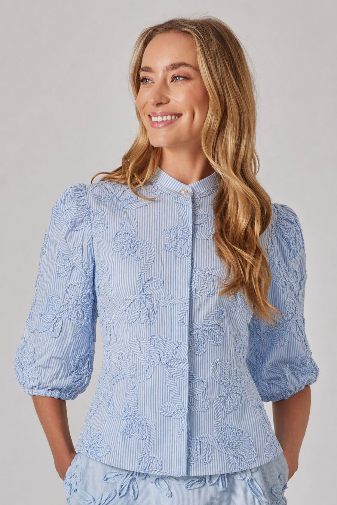 Bluse mit Stickblüten