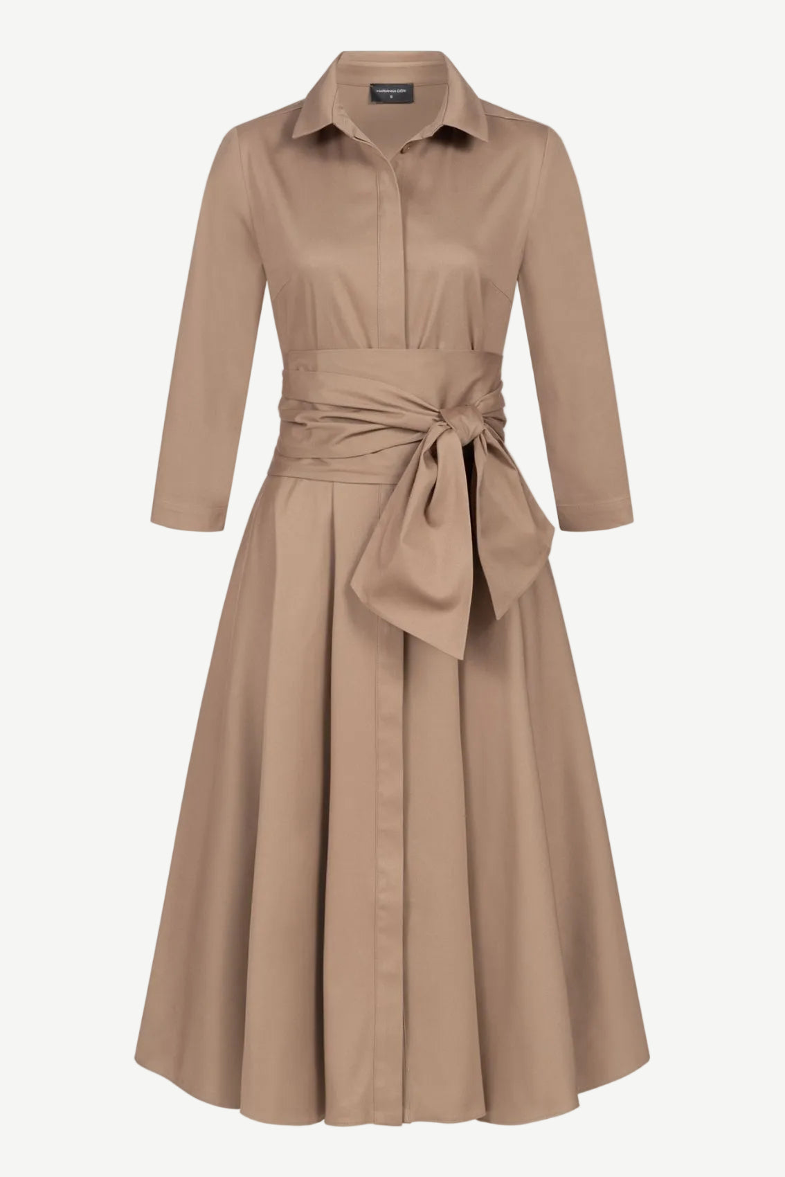 Taupefarbenes Blusenkleid mit Kragen, Bindegürtel und 3/4-Ärmeln, Frontansicht.