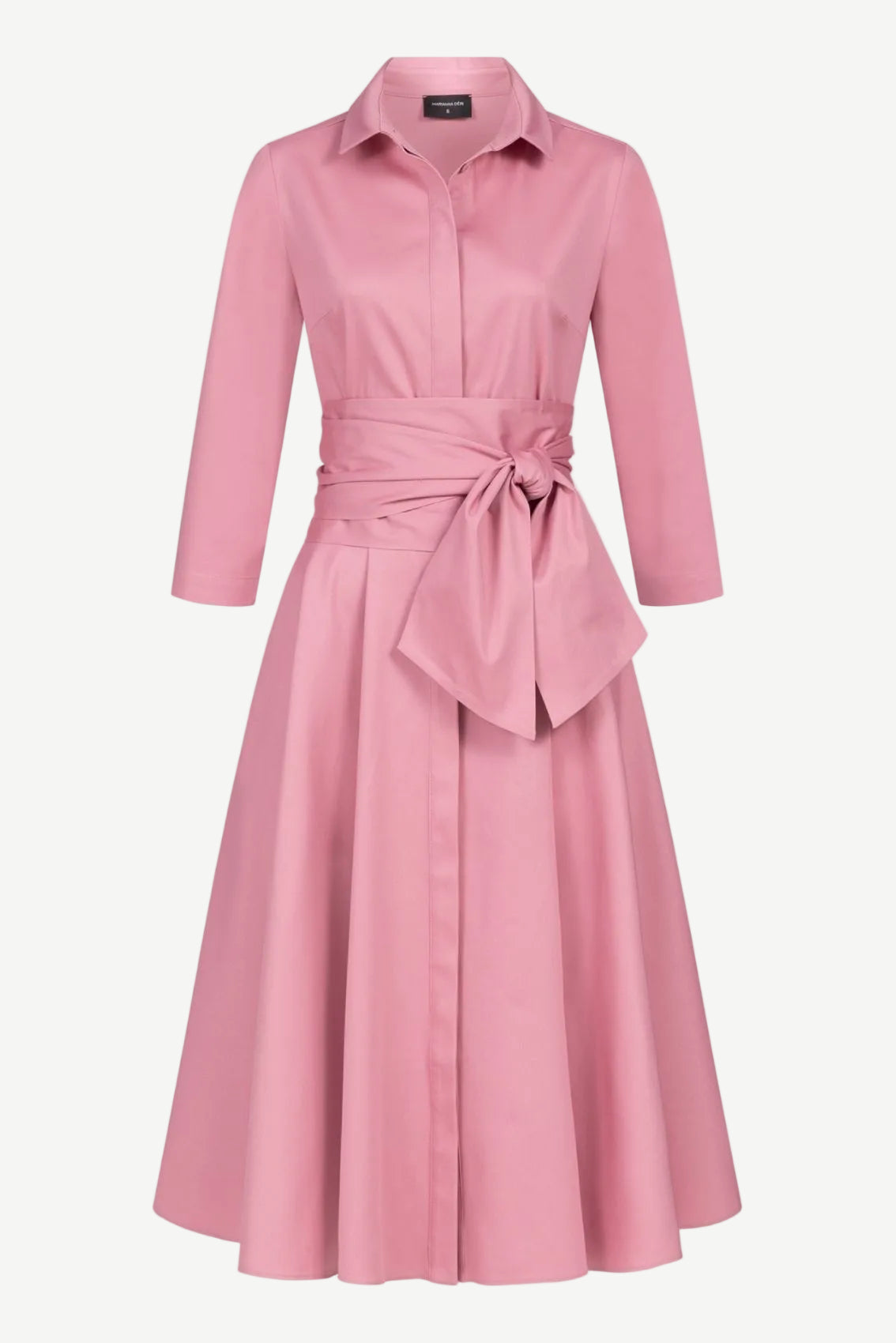 Roséfarbenes Blusenkleid mit Hemdkragen, verdeckter Knopfleiste und Bindegürtel.