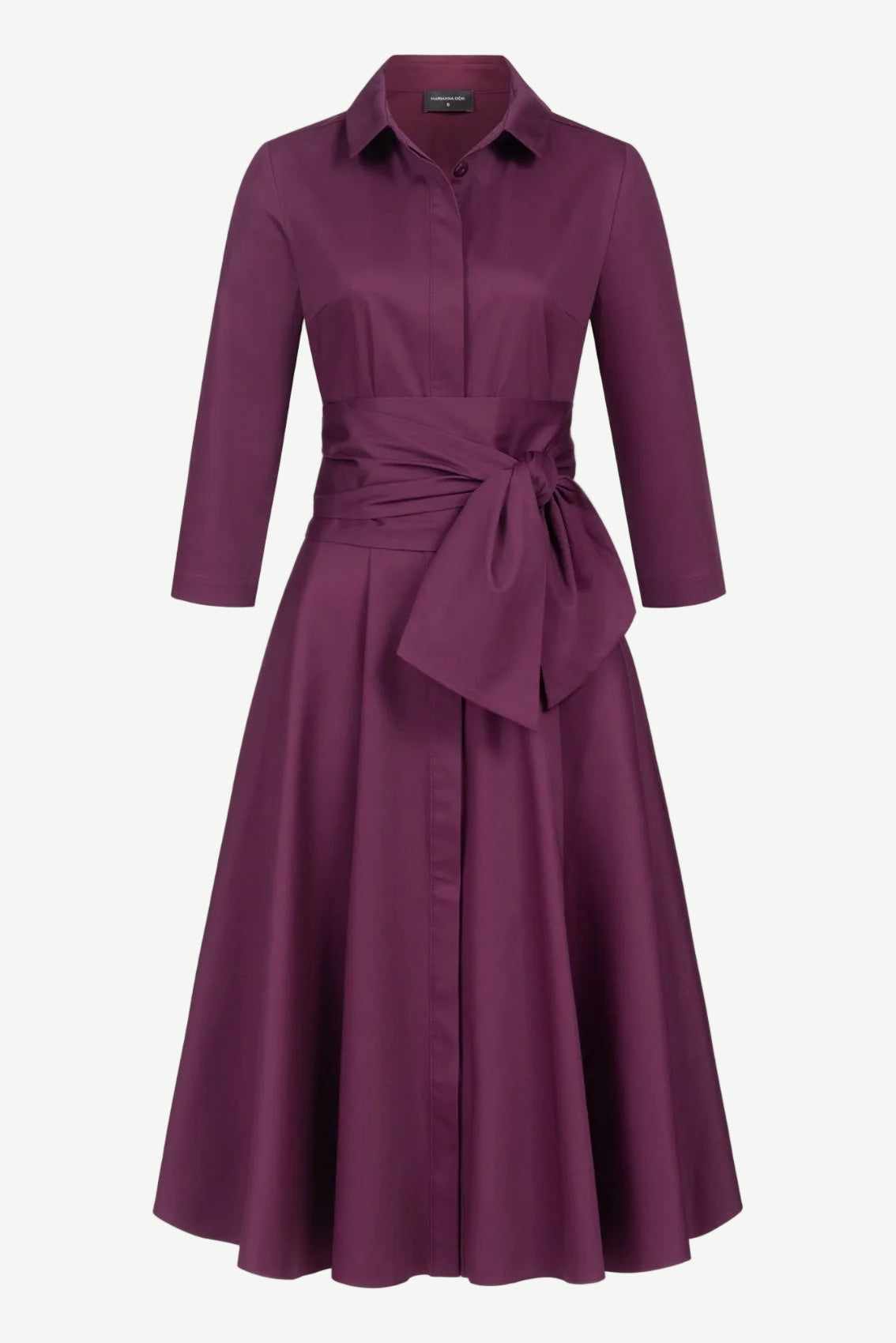 Auberginefarbenes Blusenkleid mit Kragen, Bindegürtel und 3/4-Ärmeln, Frontansicht.