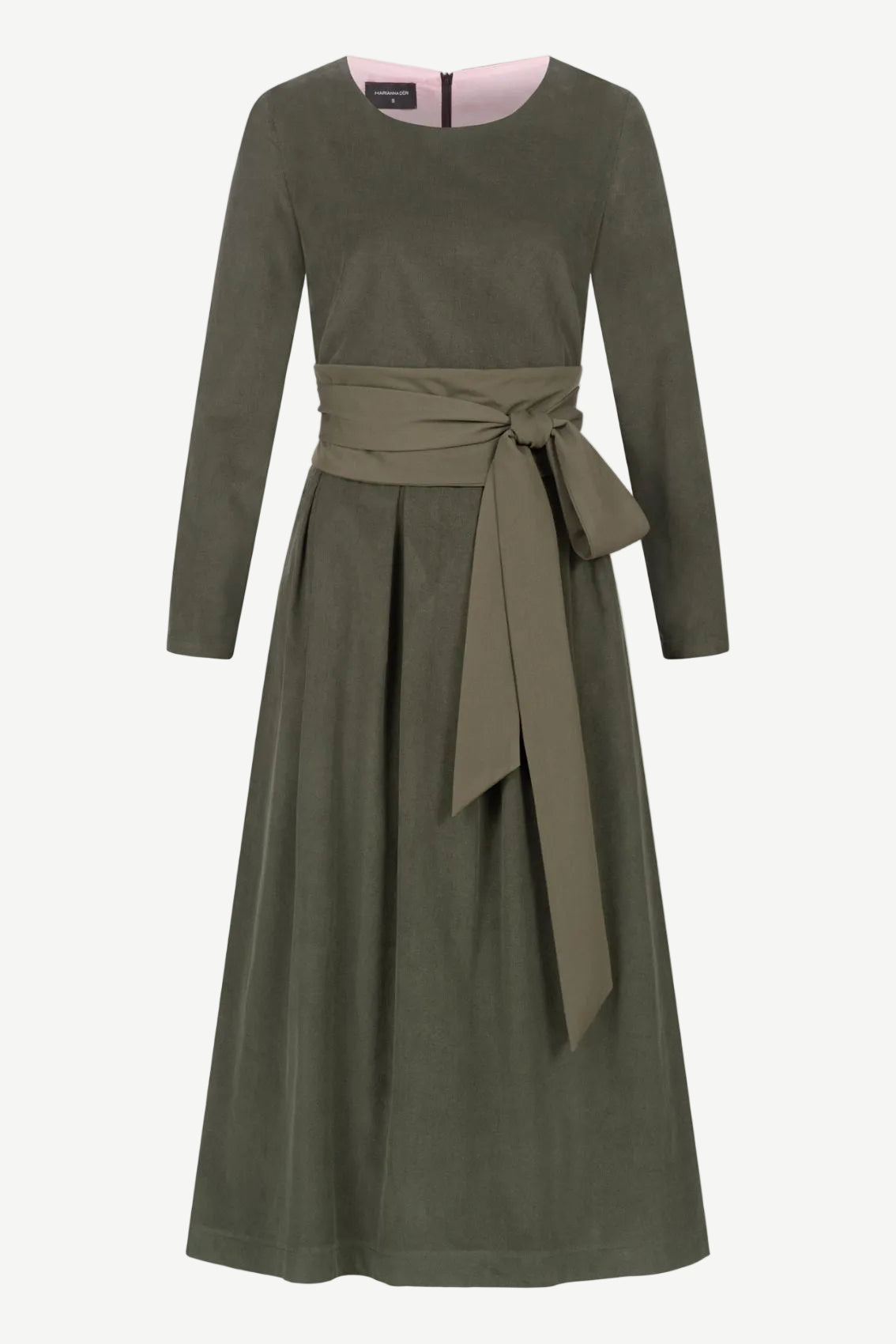 Feincordkleid in Oliv mit Bindegürtel und A-Linie, Frontansicht auf neutralem Hintergrund