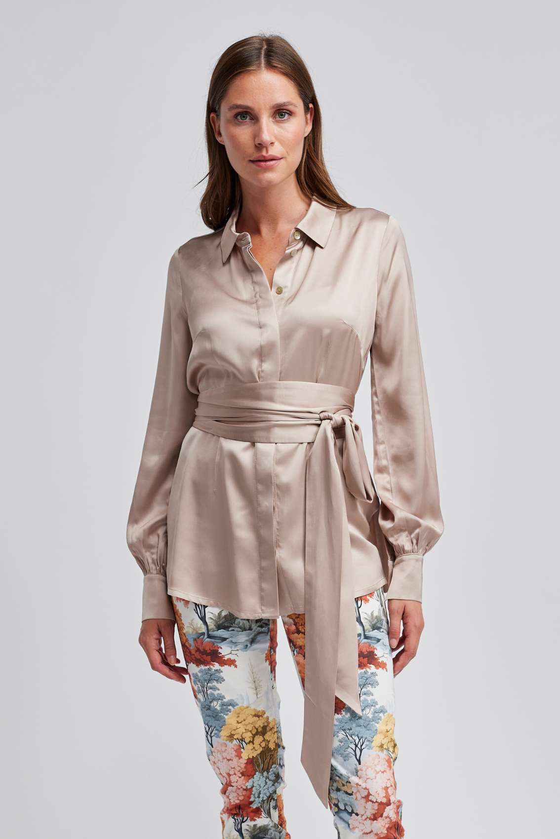 Satinbluse mit Bindegürtel Beige