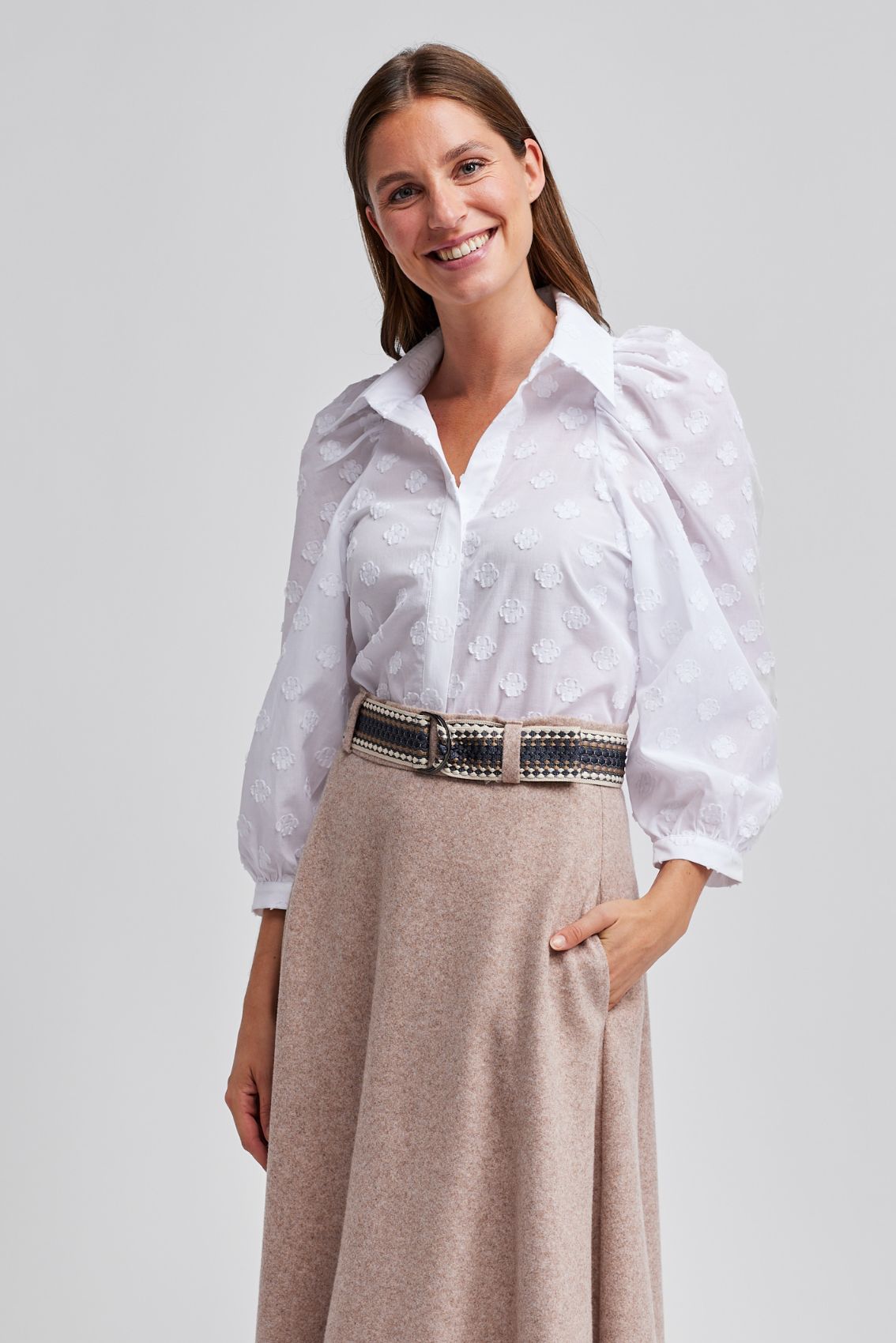 Bluse mit eingewebten Blüten