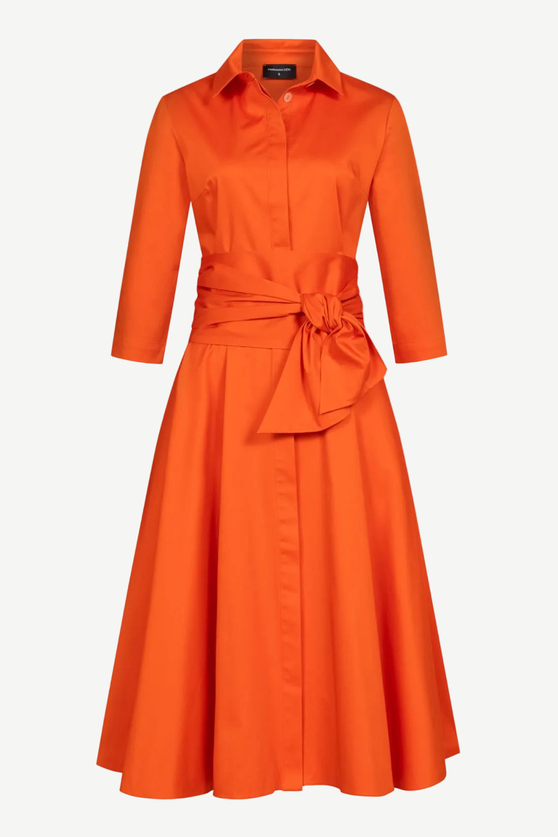 Oranges Midi-Blusenkleid mit Hemdkragen, 3/4-Ärmeln und Bindegürtel.