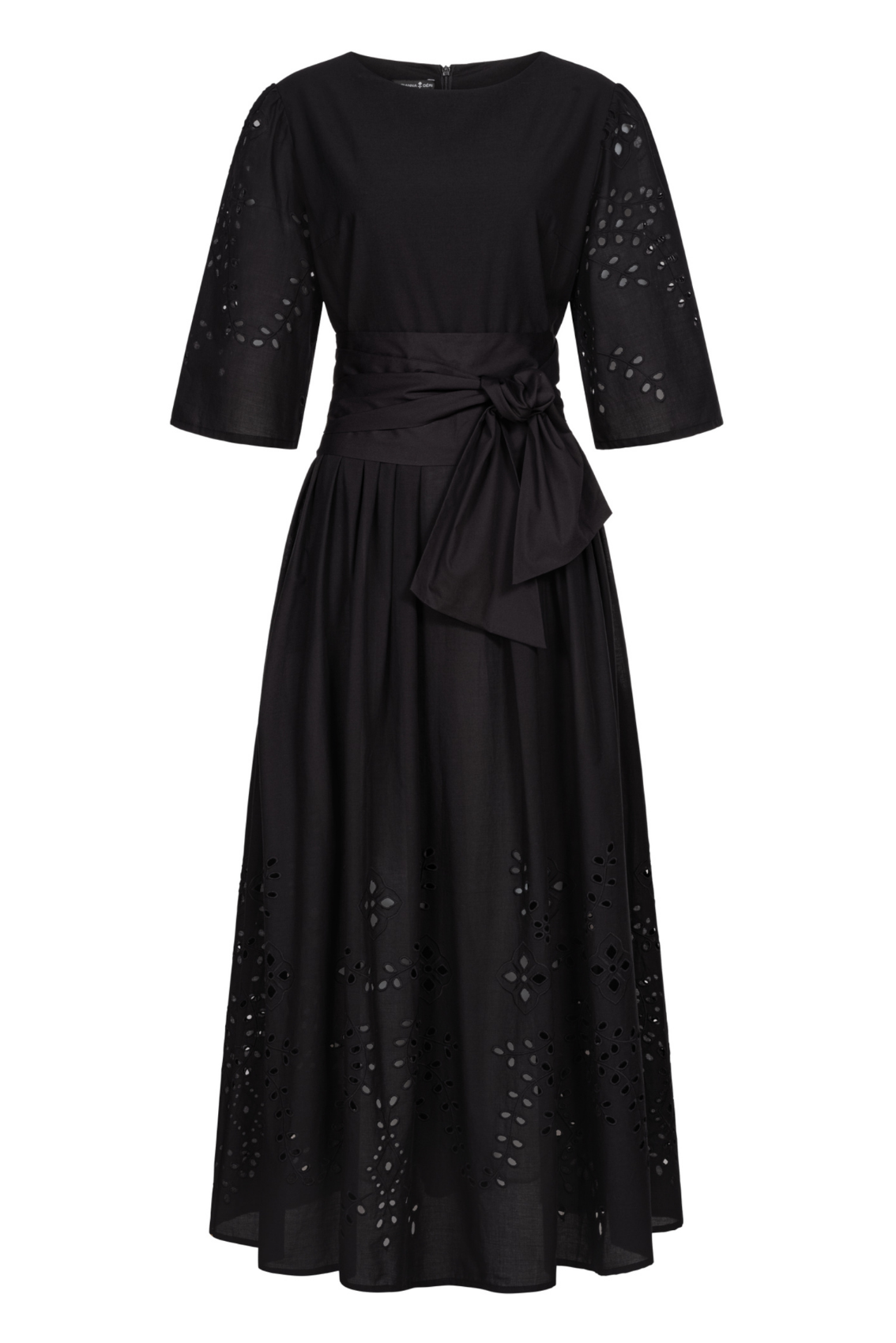 Schwarzes Midikleid aus Baumwolle mit Lochstickerei, Bindegürtel und ausgestelltem Rock, Frontansicht.