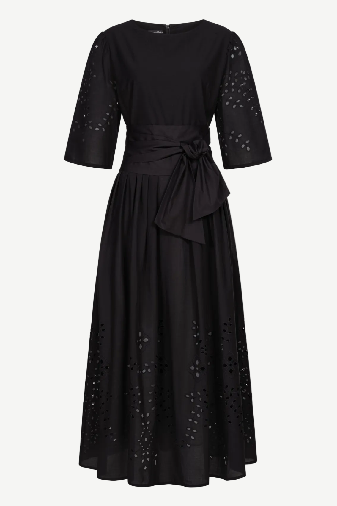 Schwarzes Midikleid aus Baumwolle mit Lochstickerei, Bindegürtel und ausgestelltem Rock, Frontansicht.