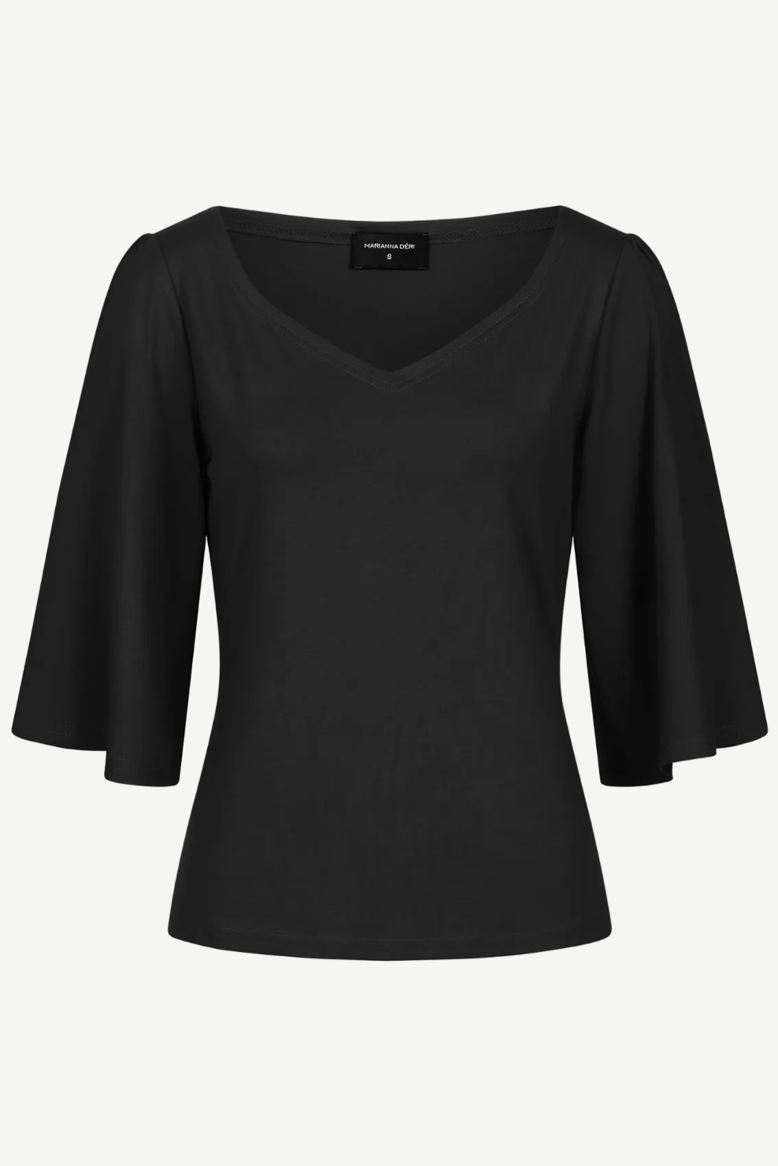 Schwarzes Shirt mit Herz-Ausschnitt und 3/4-Ärmeln mit leichtem Schwung, Frontansicht.