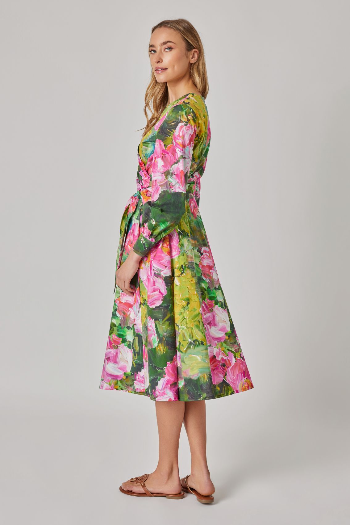 Model trägt Wickelkleid Seerose, Seitenansicht mit taillenbetonter Wickeloptik und wadenlangem Saum.