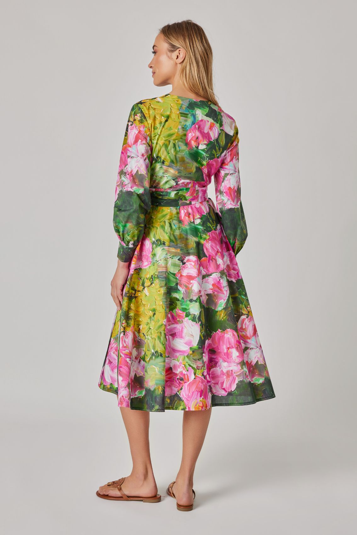 Model trägt Wickelkleid Seerose, Rückenansicht mit langen Ärmeln und fließendem Rockteil.