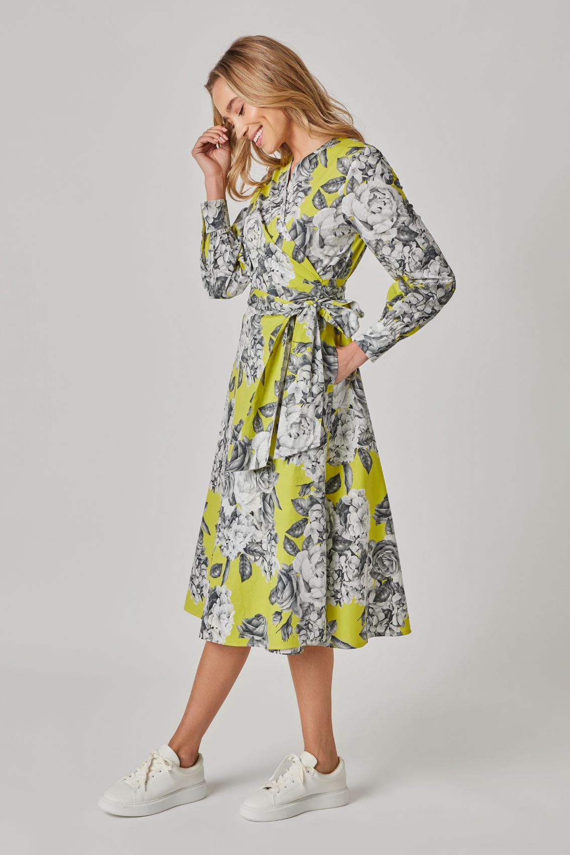 Wickelkleid Rosenblüte, Seitenansicht mit taillenbetonter Wicklung und Midi-Länge.
