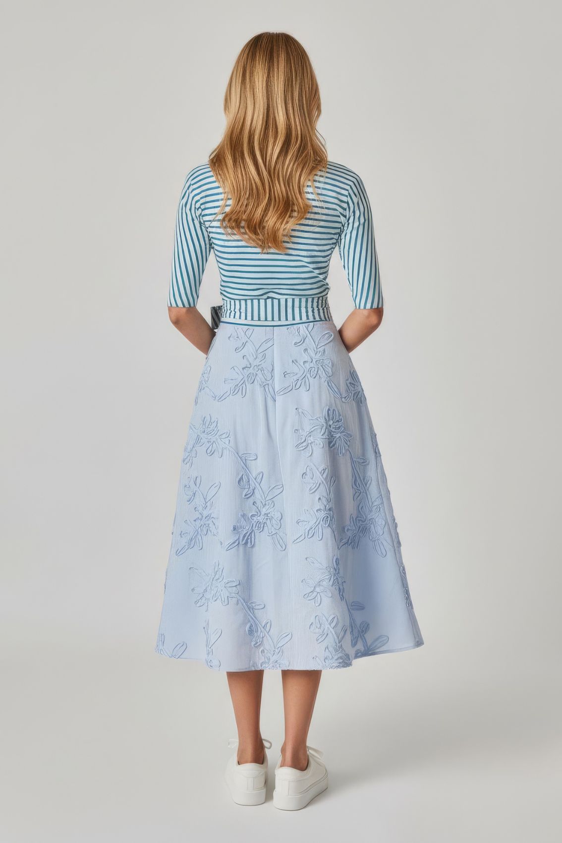 Rückenansicht von blau-weiß gestreiften Stickblüten Midirock mit Verschluss
