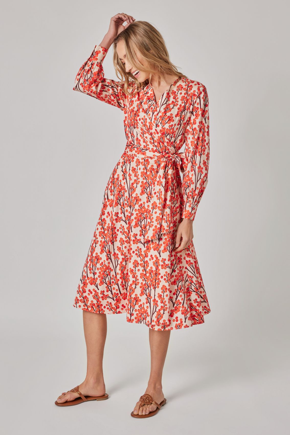 Model trägt Sanddorn Kleid