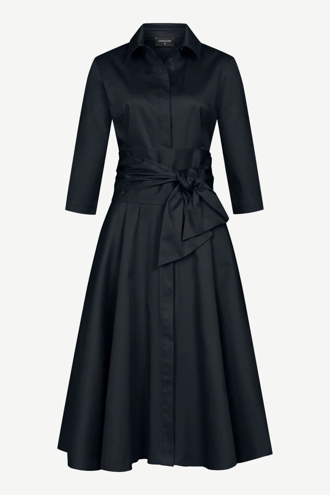 Schwarzes Blusenkleid mit Kragen, Bindegürtel und 3/4-Ärmeln, Frontansicht.
