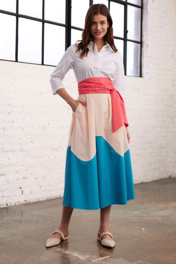 Model in Vorderansicht in einem Blusenkleid mit Colorblock-Farben Rosa, Apricot und Blau