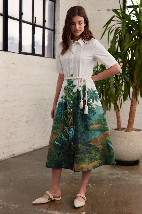 Modell in Vorderansicht trägt einen Blusenkleid mit Palmen-Print