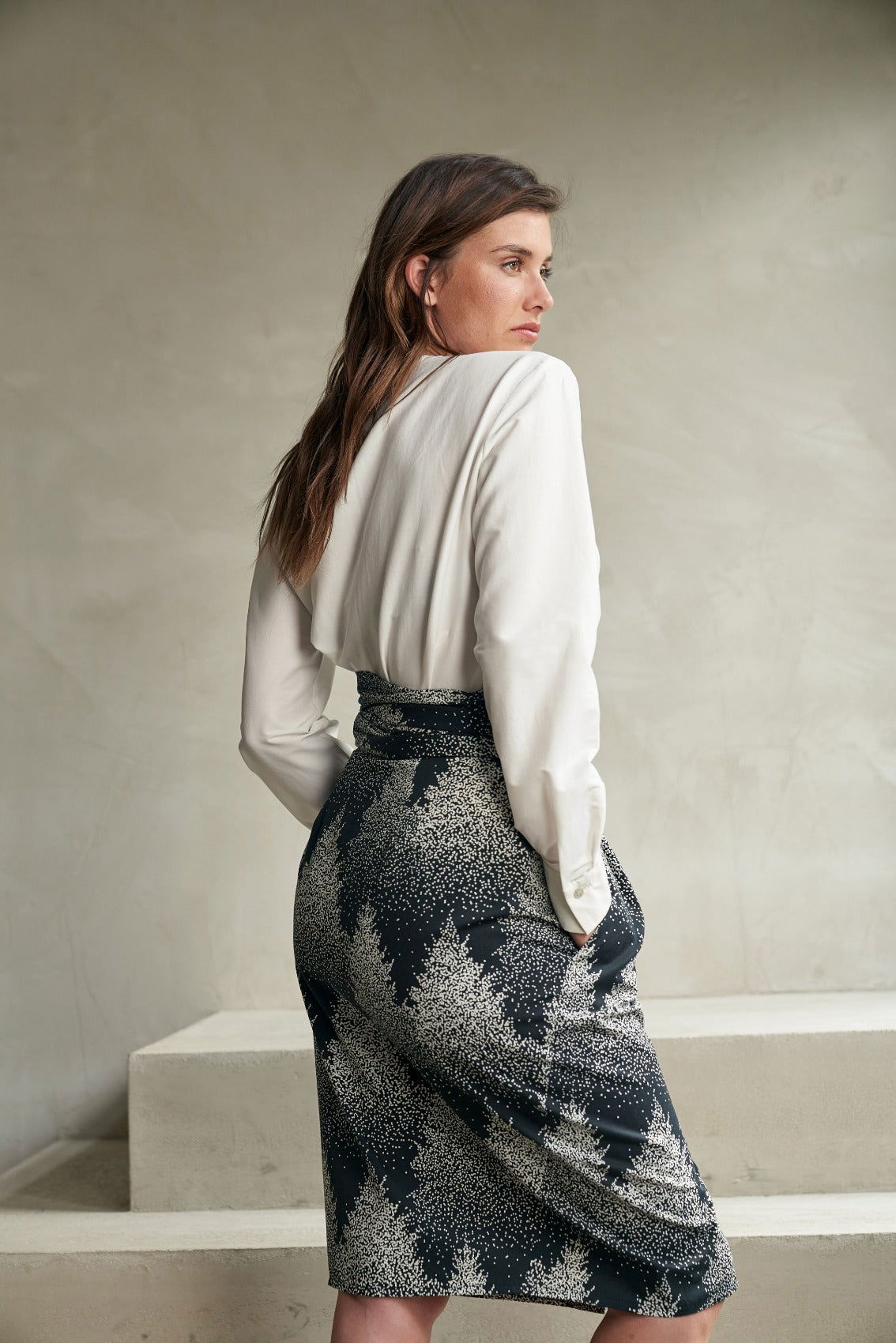 Bleistiftrock mit Bindegürtel und Wald-Druck - Marianna Déri