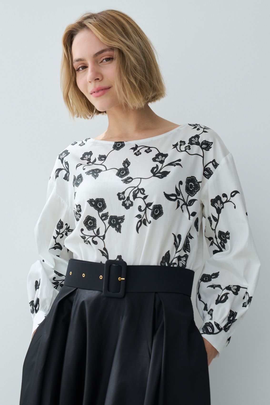 Bluse mit Blumendruck in Schwarz-Weiß - Marianna Déri