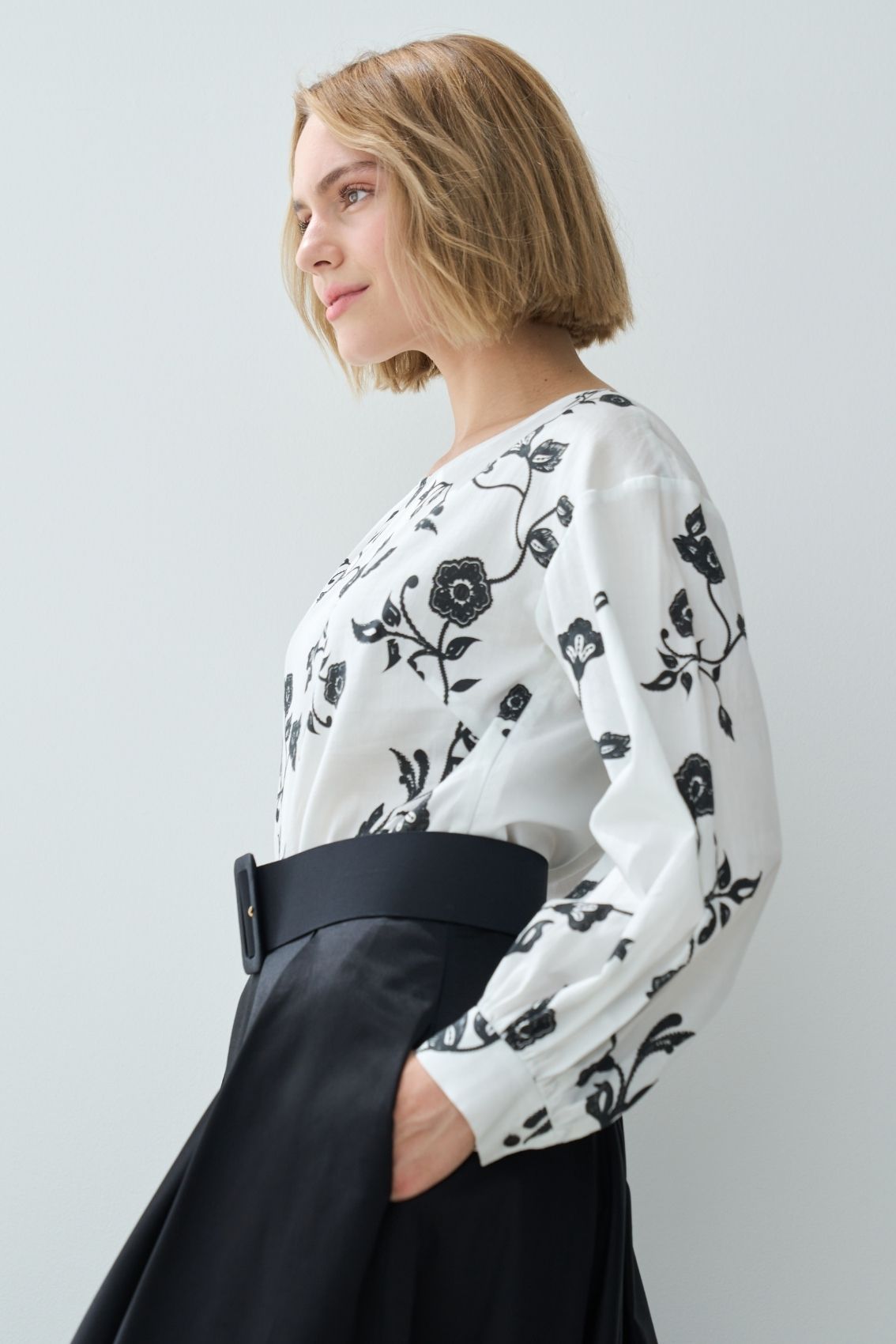 Bluse mit Blumendruck in Schwarz-Weiß - Marianna Déri