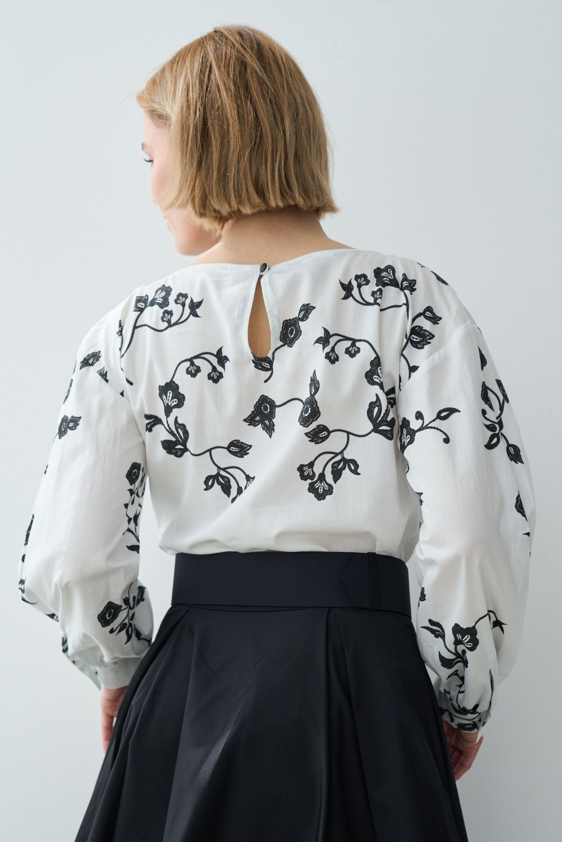 Bluse mit Blumendruck in Schwarz-Weiß - Marianna Déri