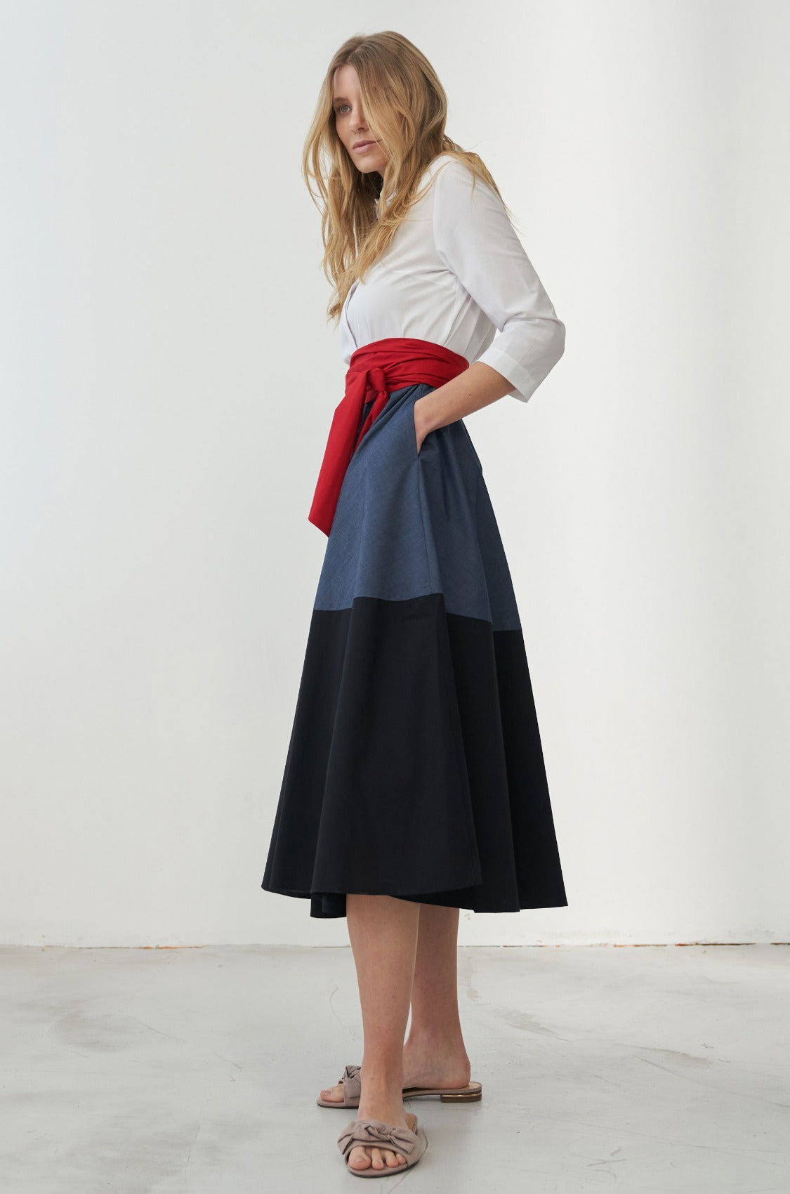 Blusenkleid mit Bindegürtel Colorblock Blau-Schwarz - Marianna Déri