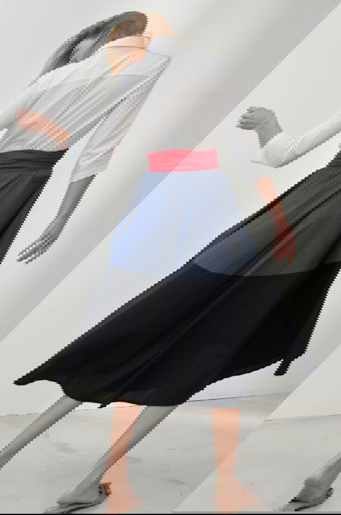 Blusenkleid mit Bindegürtel Colorblock Blau-Schwarz - Marianna Déri