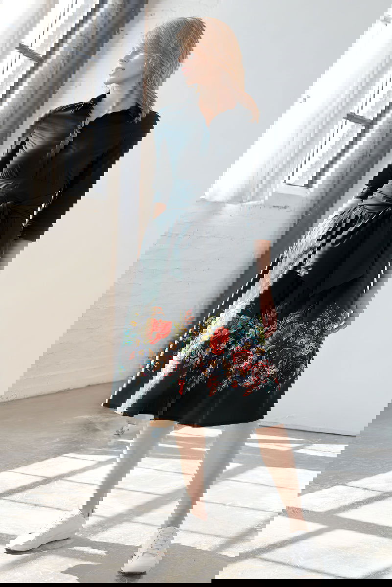 Blusenkleid mit Blumenranke und abnehmbaren breiten Gürtel Schwarz - Marianna Déri