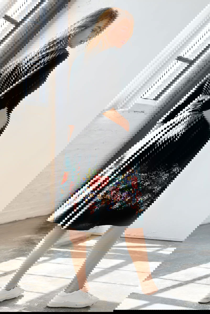 Blusenkleid mit Blumenranke und abnehmbaren breiten Gürtel Schwarz - Marianna Déri