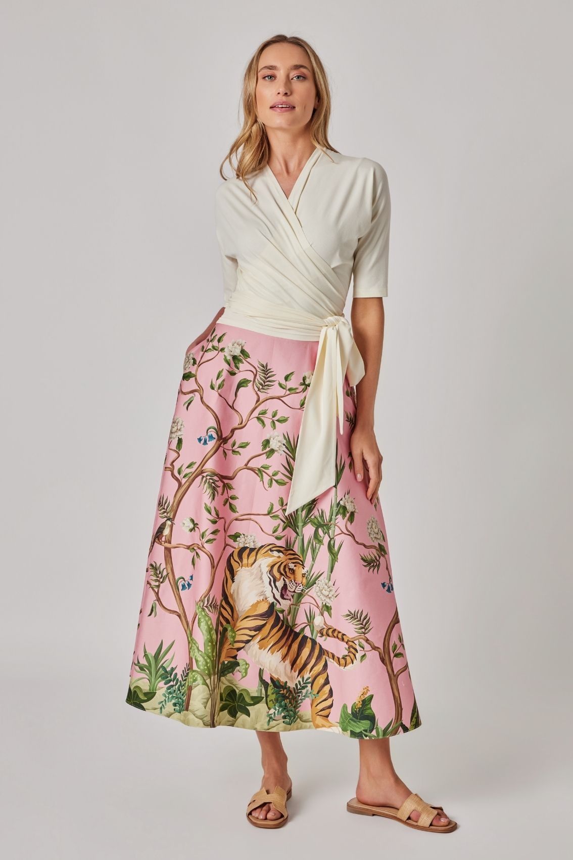 Model trägt rosa Maxirock mit Tiger-Print, Frontansicht, ausgestellte A-Linie mit schwingendem Fall und betonter Taille