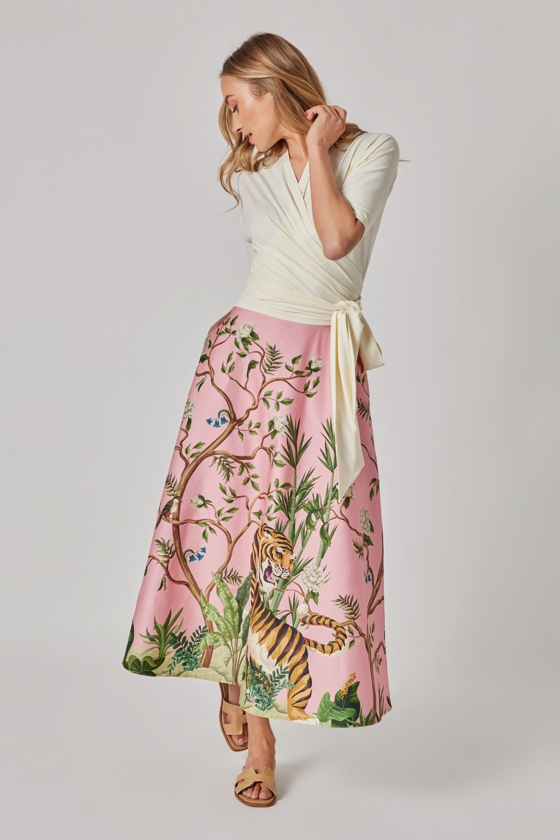 Model trägt rosa Maxirock mit Tiger-Print, Frontansicht, ausgestellte A-Linie mit schwingendem Fall und betonter Taille