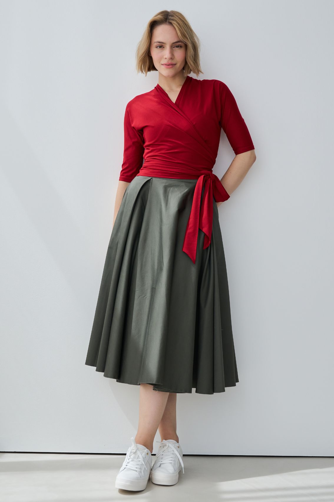 Faltenrock aus Baumwoll-Satin Olivegrün - Marianna Déri