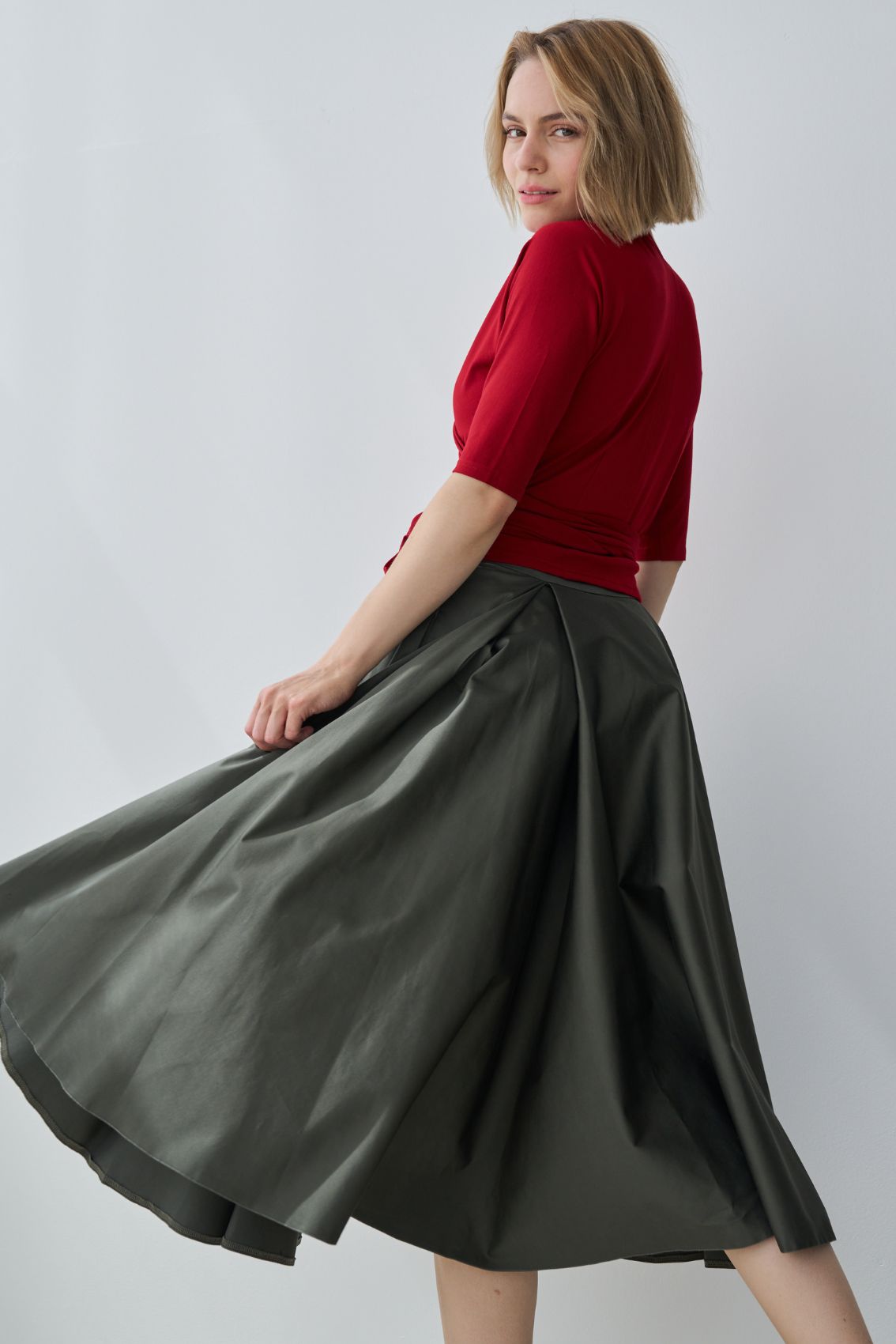 Faltenrock aus Baumwoll-Satin Olivegrün - Marianna Déri