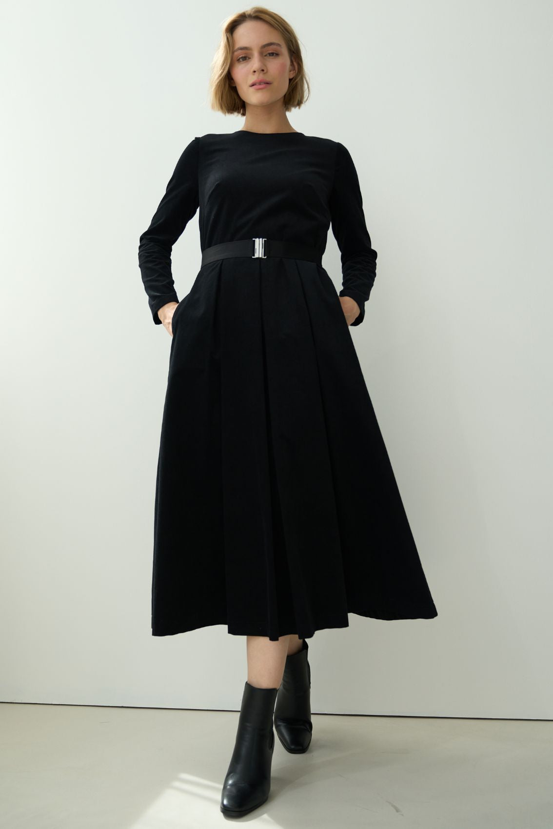 Feincord Kleid mit Gürtel Schwarz - Marianna Déri