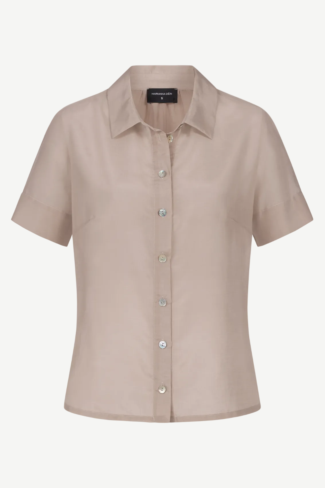 Packshot: beige, kurzärmelige Hemdbluse mit Kragen und Knopfleiste, Vorderansicht.