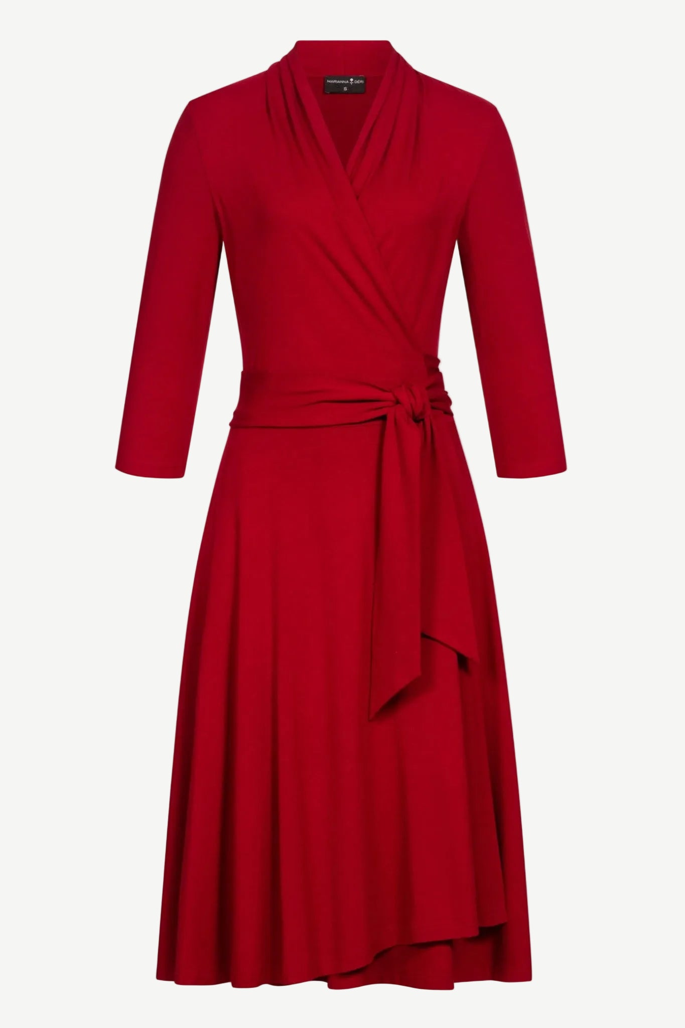 Rotes Jersey Wickelkleid mit Wickeloptik, Bindegürtel und 3/4-Ärmeln, Frontansicht.