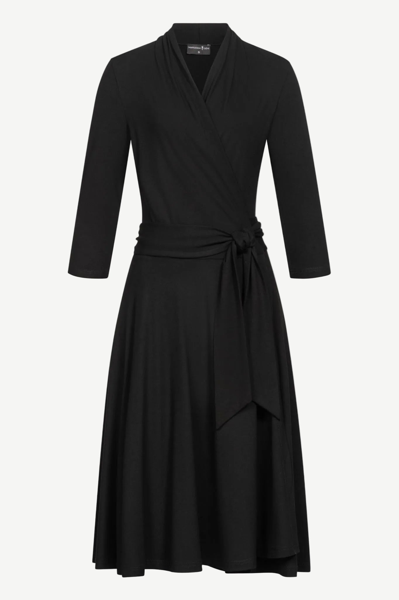Schwarzes Wickelkleid aus Jersey mit Bindegürtel und 3/4-Ärmeln, Frontansicht.