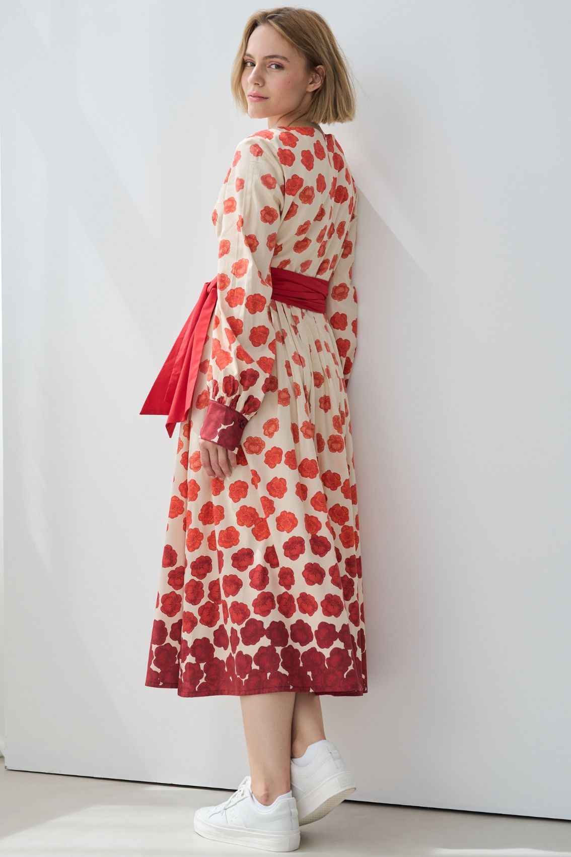 Kleid mit Blumenkaskaden - Marianna Déri