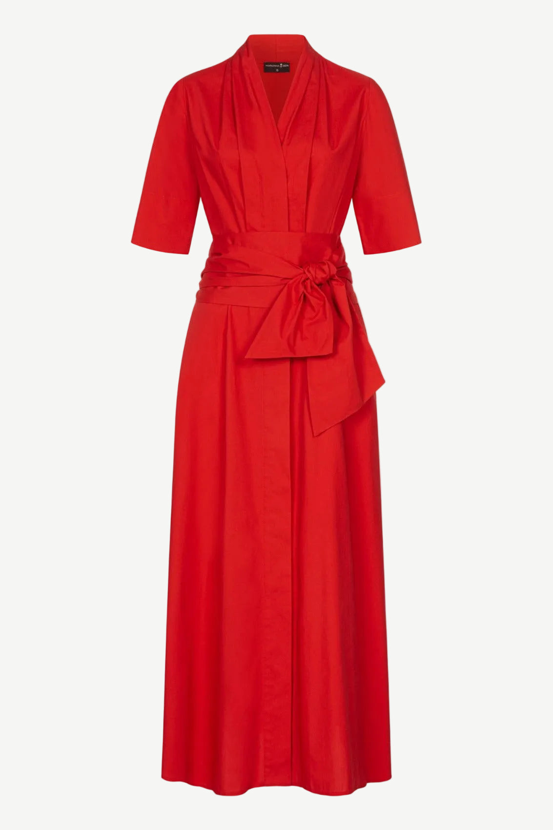 Rotes Maxiblusenkleid in Maxi-Länge mit Schalkragen, verdeckter Knopfleiste und abnehmbarem Bindegürtel, Frontansicht