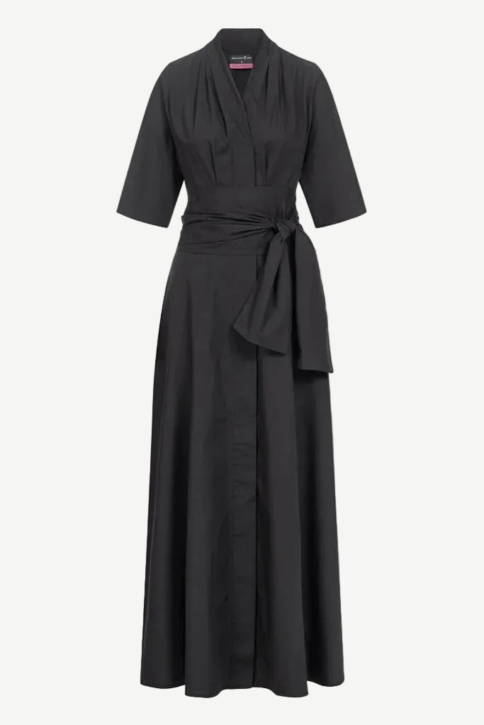 Schwarzes Maxiblusenkleid in Maxi-Länge mit Schalkragen, verdeckter Knopfleiste und abnehmbarem Gürtel, Frontansicht