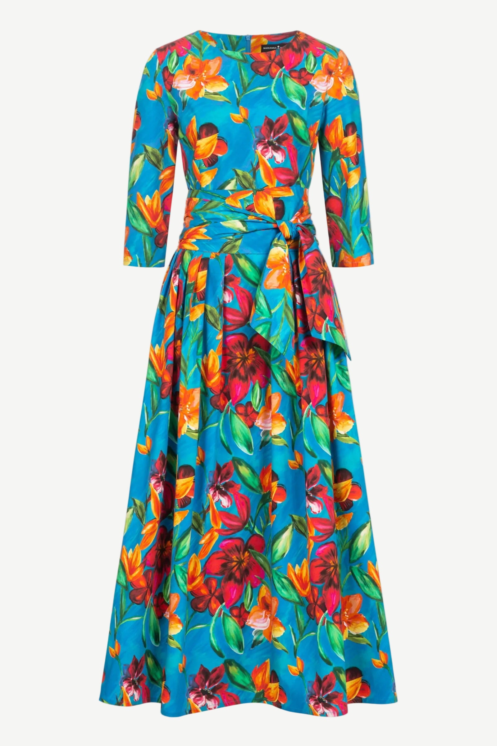 Maxikleid mit floralem Print, 3/4-Ärmeln, rundem Ausschnitt und Bindegürtel, Frontansicht.