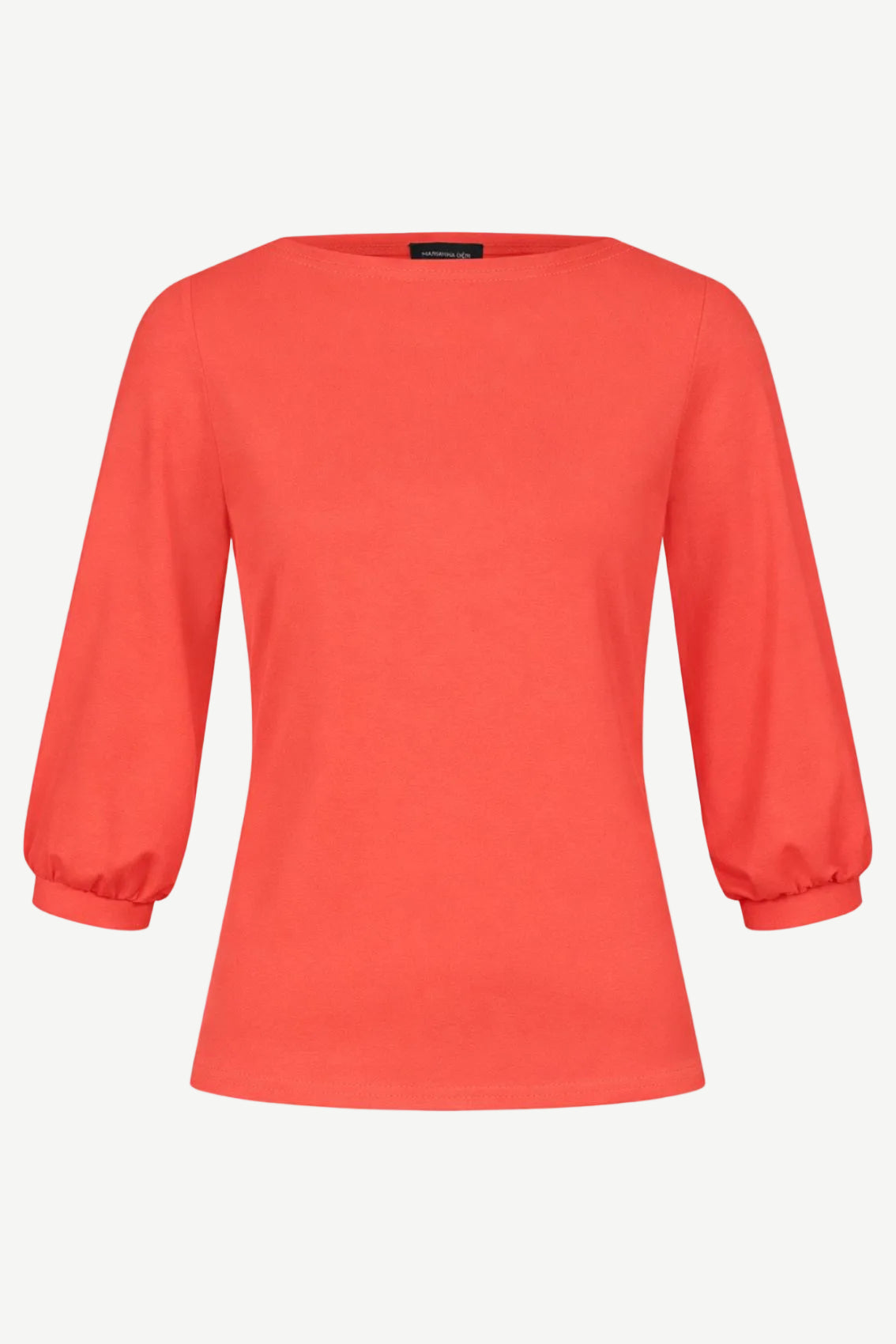 Detailaufnahme U-Boot-Ausschnitt am orangefarbenen Shirt, sauberer Abschluss und glatter Jersey-Look.